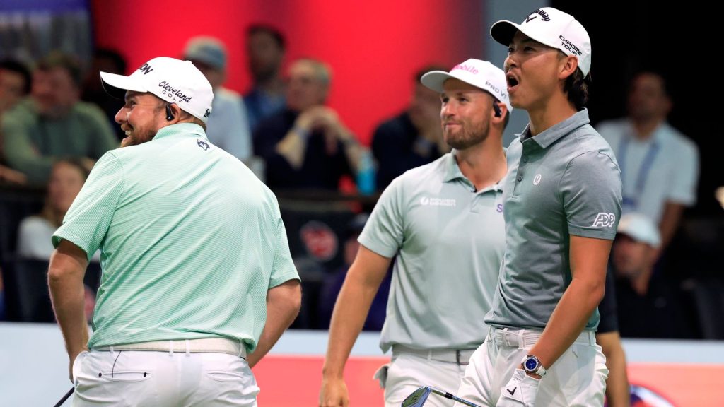 Golfer-Team jubelt gemeinsam auf dem Grün vor Zuschauern – Symbol für Zusammenhalt, Teamspirit und mentale Stärke in Teams und Vereinen.